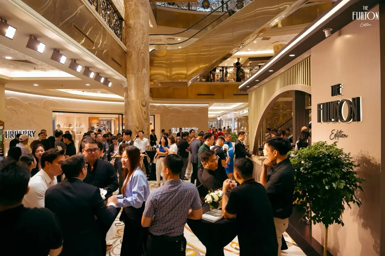 Sảnh chính The Fullton Lounge tại Tràng Tiền Plaza, nơi khởi đầu hành trình khám phá di sản sống.